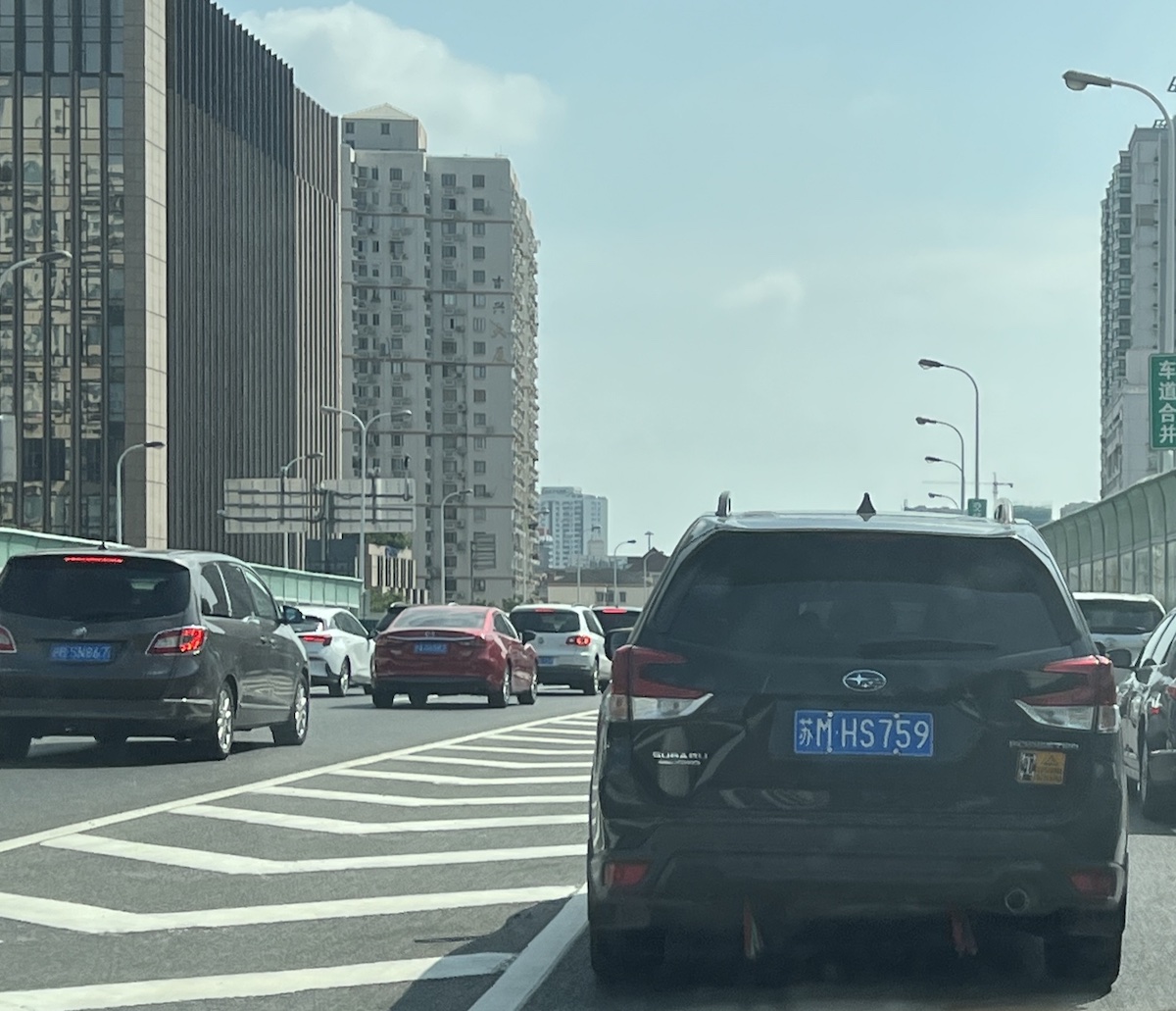 苏M·HS759 这辆车是真嚣张，周一9点直接开上上海内环高架～ - 万事屋